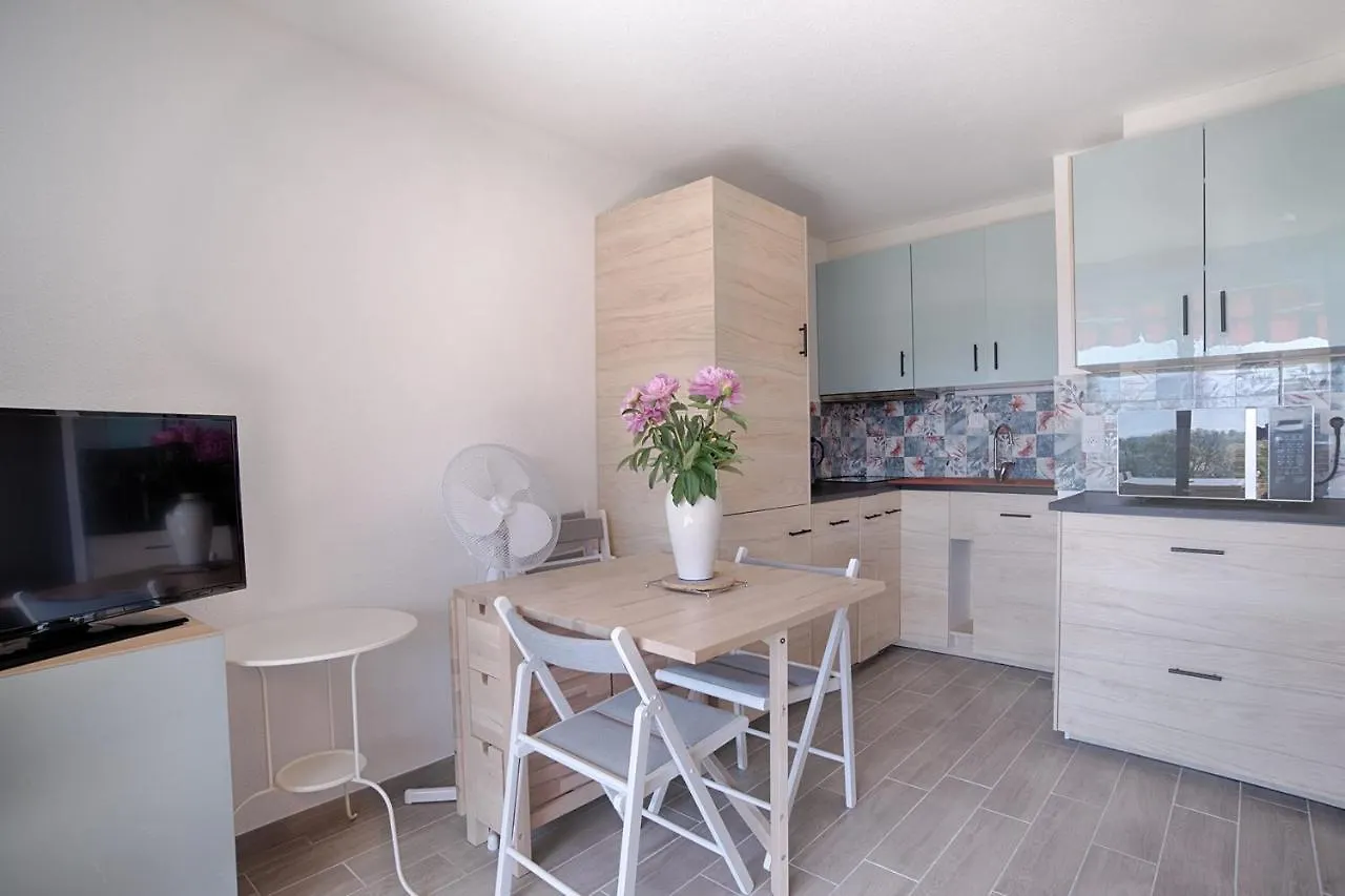 Appartement Magnifique studio avec TERRASSE- PROCHE DE LA MER! Carqueiranne France