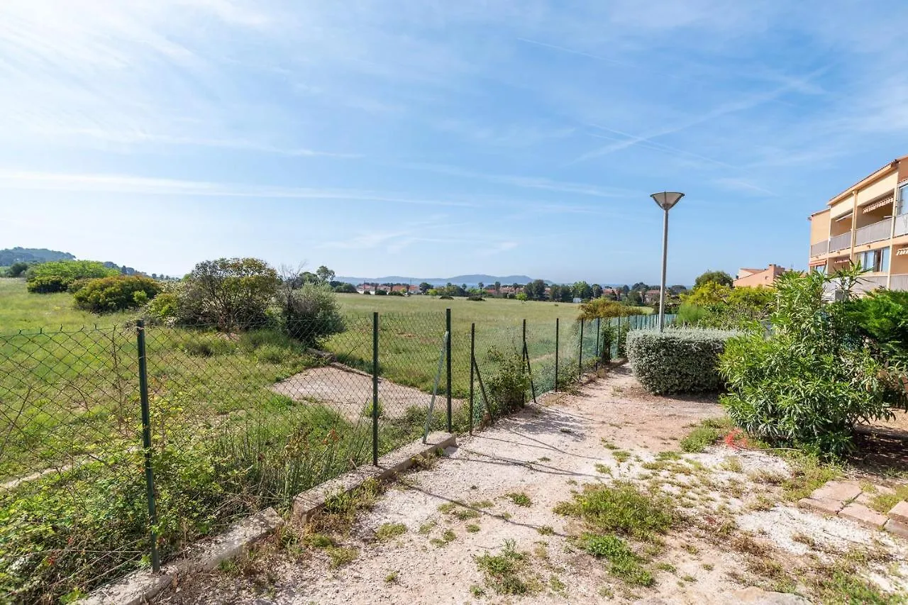 Appartement Magnifique studio avec TERRASSE- PROCHE DE LA MER! Carqueiranne
