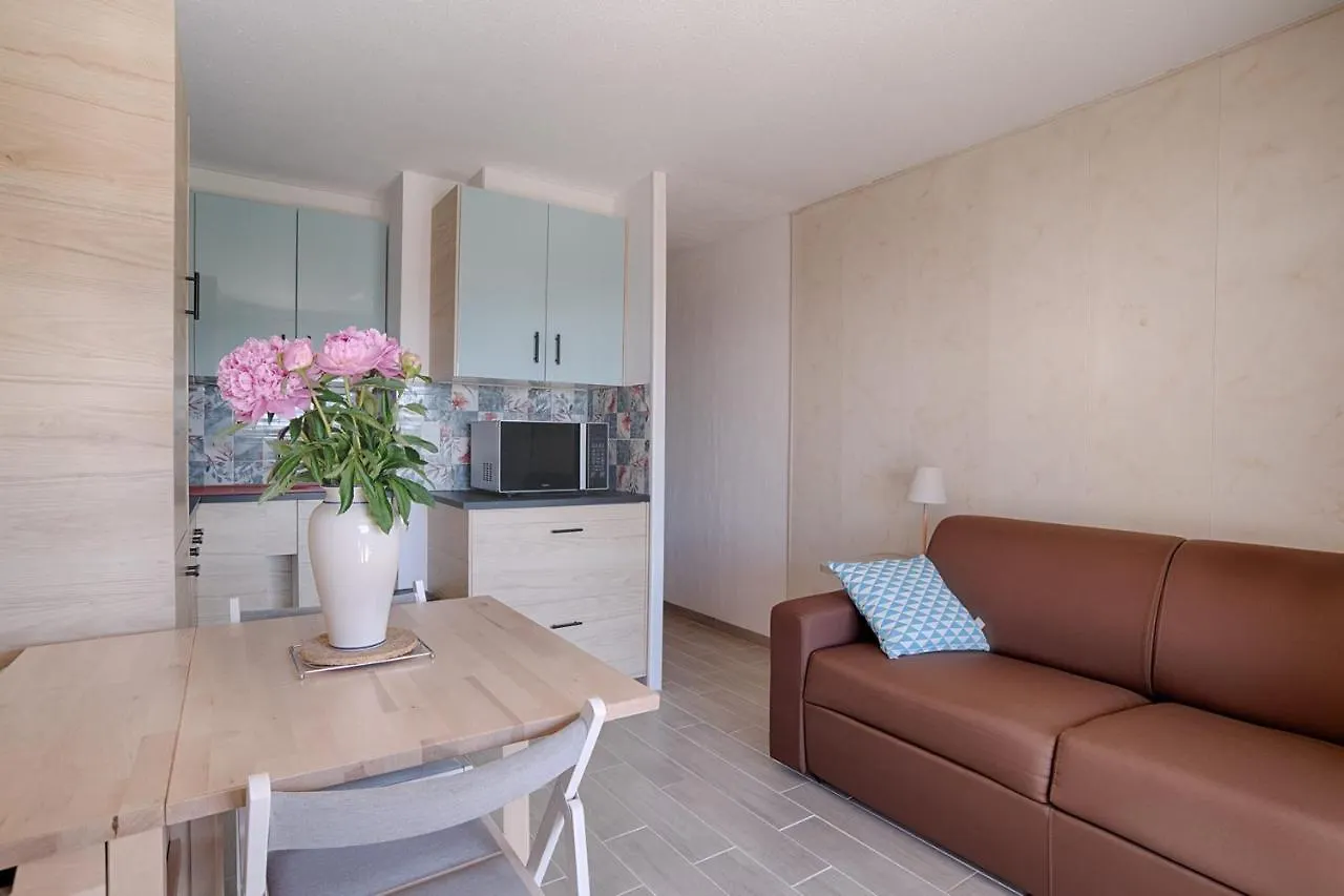 Appartement Magnifique studio avec TERRASSE- PROCHE DE LA MER! Carqueiranne