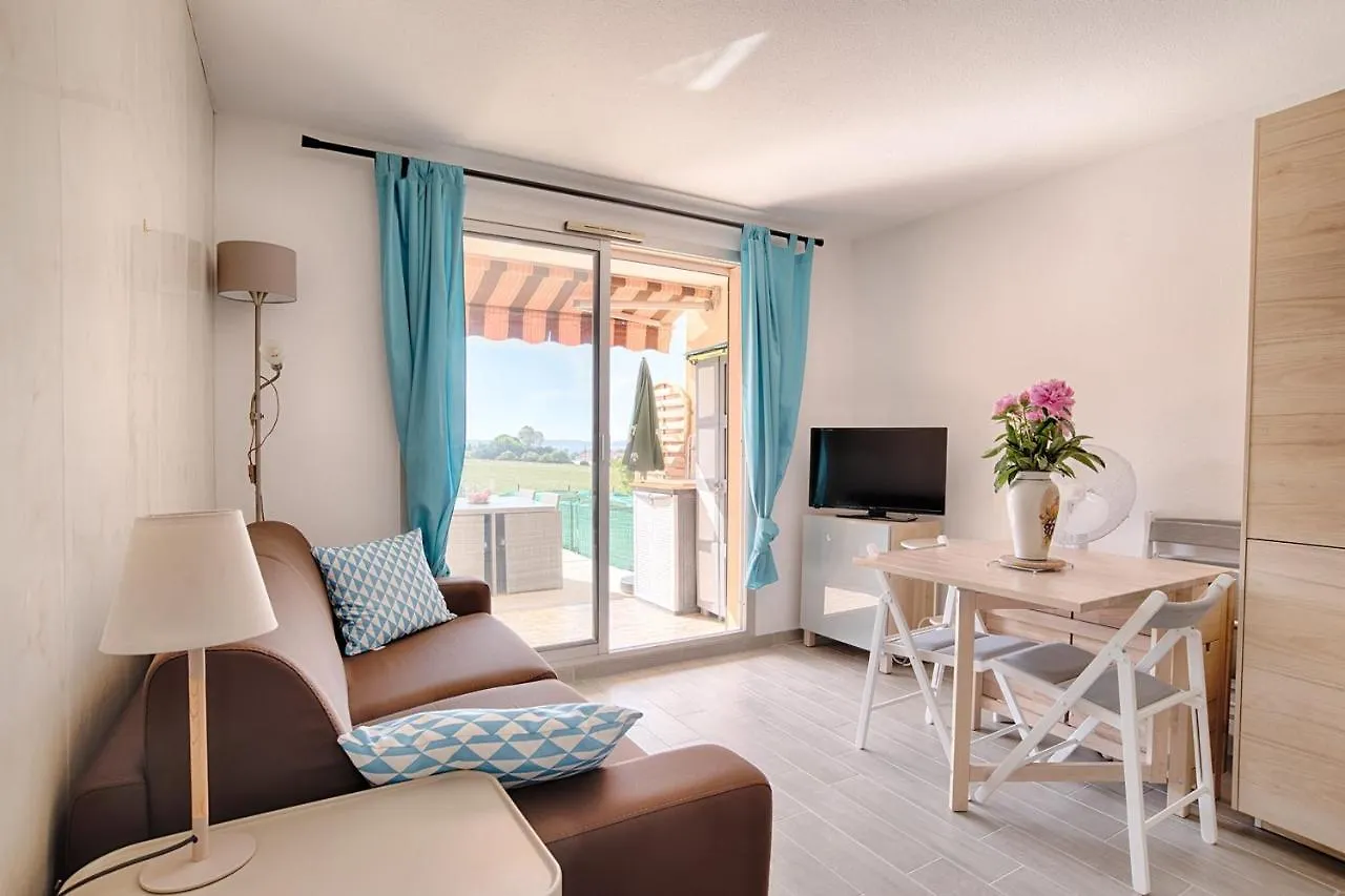 Magnifique studio avec TERRASSE- PROCHE DE LA MER! Carqueiranne 0*,  France